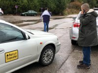 Um Schlimmeres zu verhindern, weicht Hussein ihm aus und bremst. Leider rutschen wir in parkendes Auto, das da eigentlich gar nicht hätte stehen dürfen. Der Verursacher verschwindet.